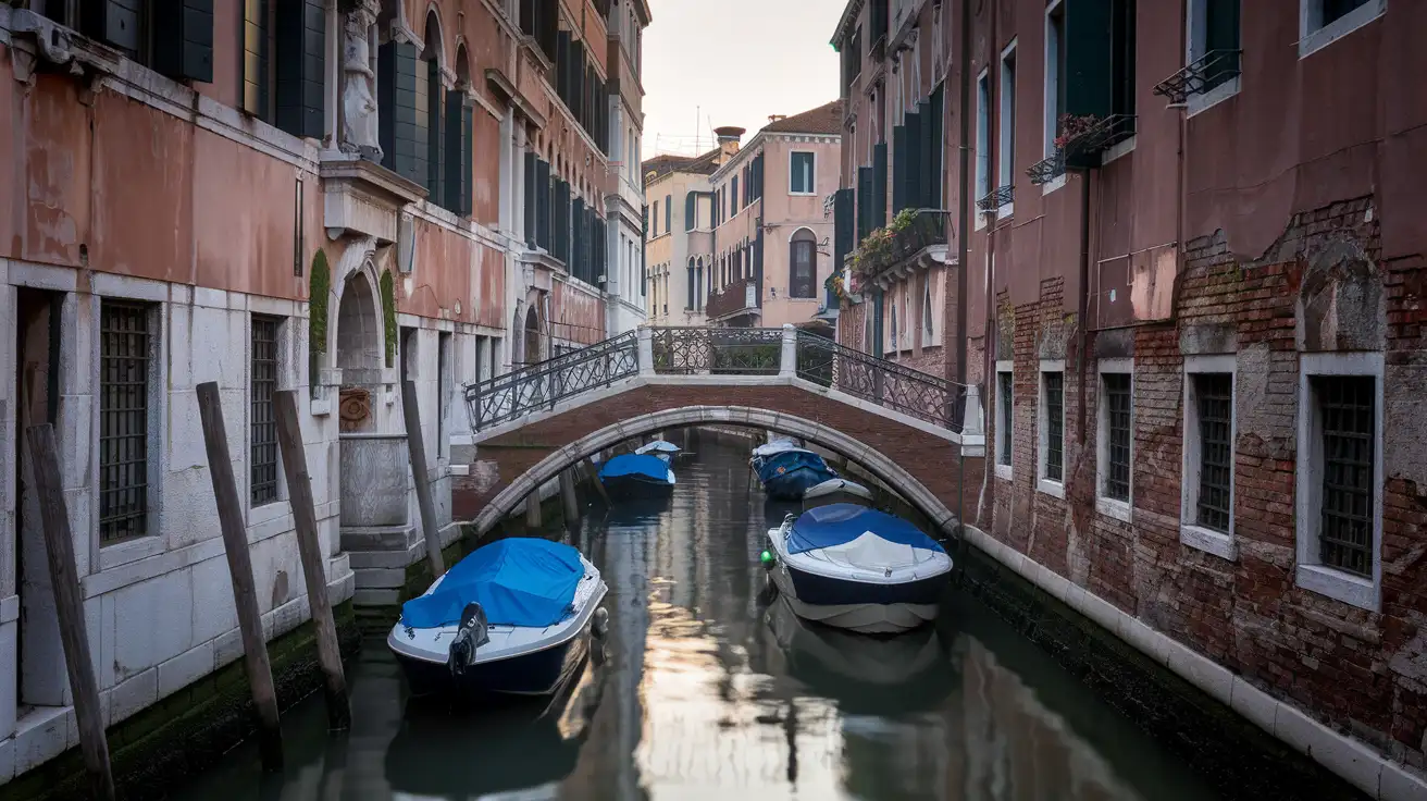 Canal tranquilo en Venecia con un pequeño puente y edificios antiguos