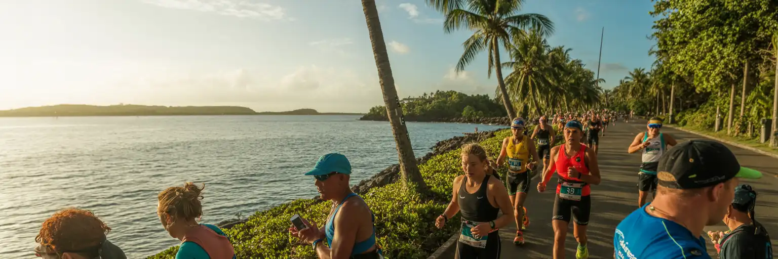 Athleten beim Radfahren eines Langstrecken-Triathlons auf einer tropischen Insel in Langkawi bei Sonnenaufgang
