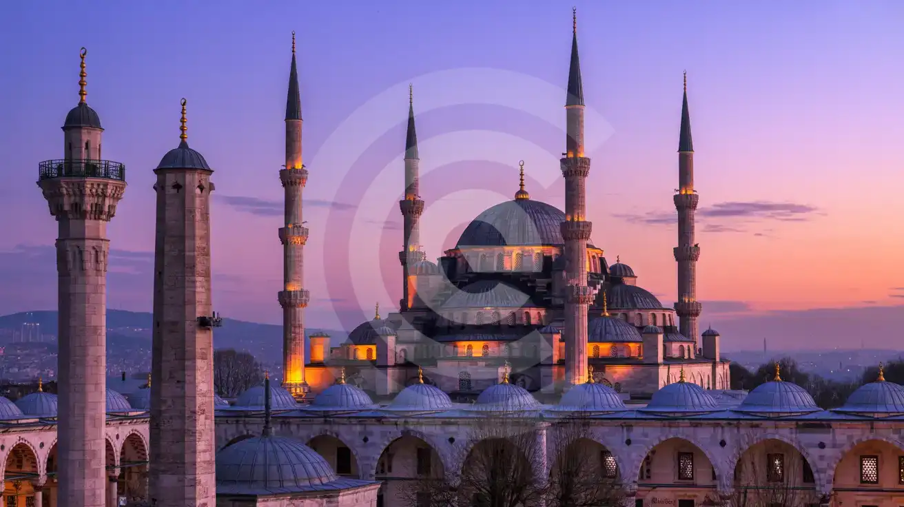 Extérieur de la mosquée bleue au crépuscule avec six minarets se découpant sur le ciel au coucher du soleil
