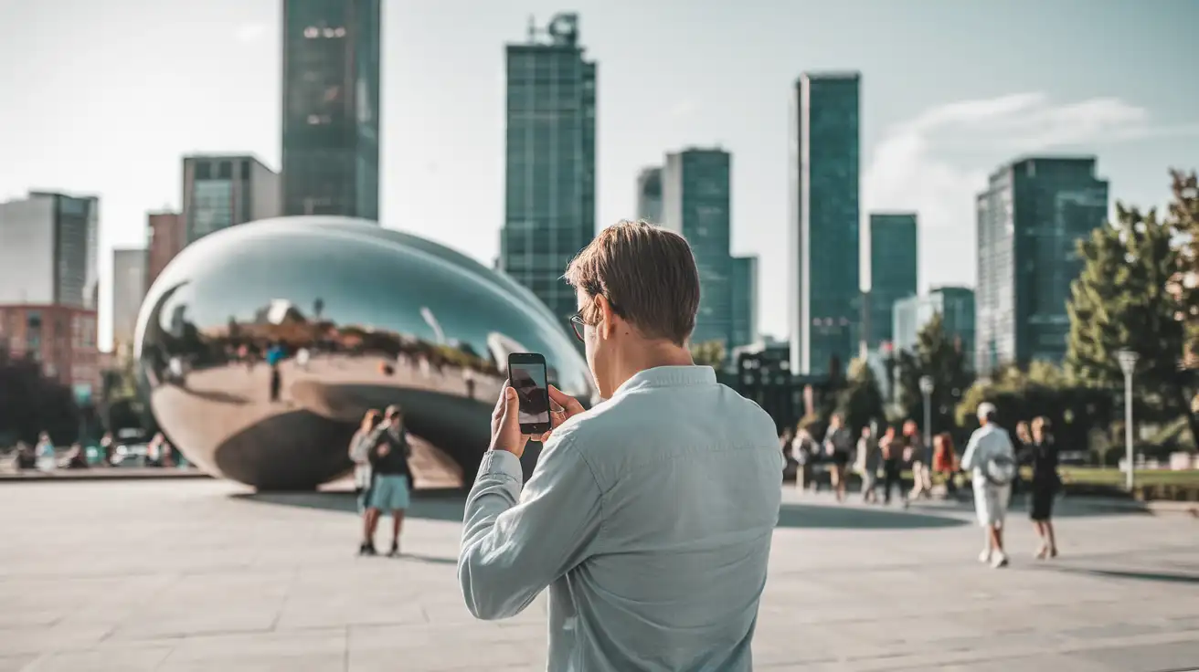 Podróżnik sprawdza połączenie telefoniczne w pobliżu głównego parku w centrum Chicago
