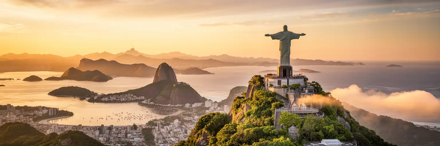 Statuia lui Hristos Mântuitorul pe Muntele Corcovado, cu vedere spre Rio de Janeiro la ora de aur