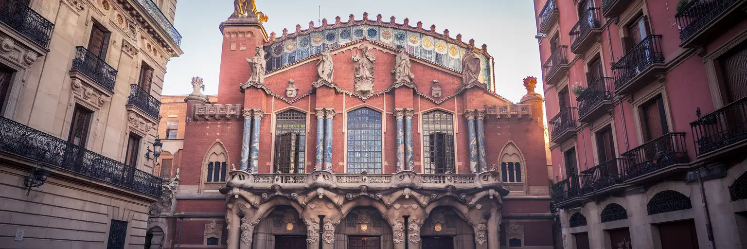 Barselona'daki Palau de la Música Catalana'nın heykelsi kulesi ve seramik sütunlarıyla süslü Modernista cephesi, altın saatlerde