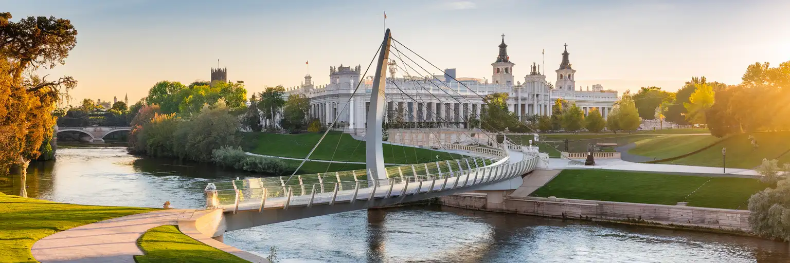 Pasarela Arganzuela peste râul Manzanares în Madrid Río Park la ora de aur, cu Palatul Regal vizibil în depărtare
