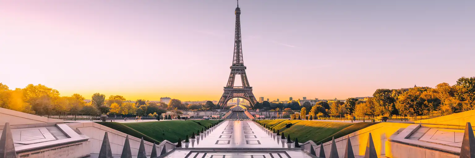 フランス、パリのシャン・ド・マルスから見たエッフェル塔の夕暮れ時の外観