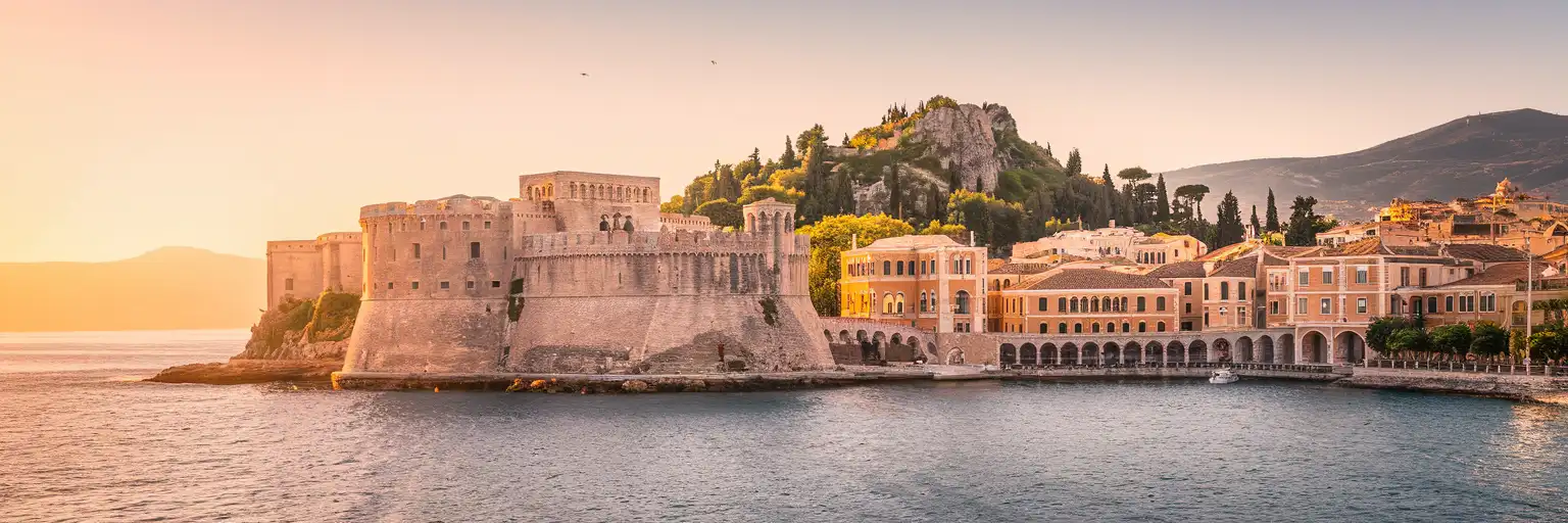 Vedere exterioară la ora de aur a Fortăreței Venețiene Vechi și a falezei din Corfu Old Town, Corfu, Grecia