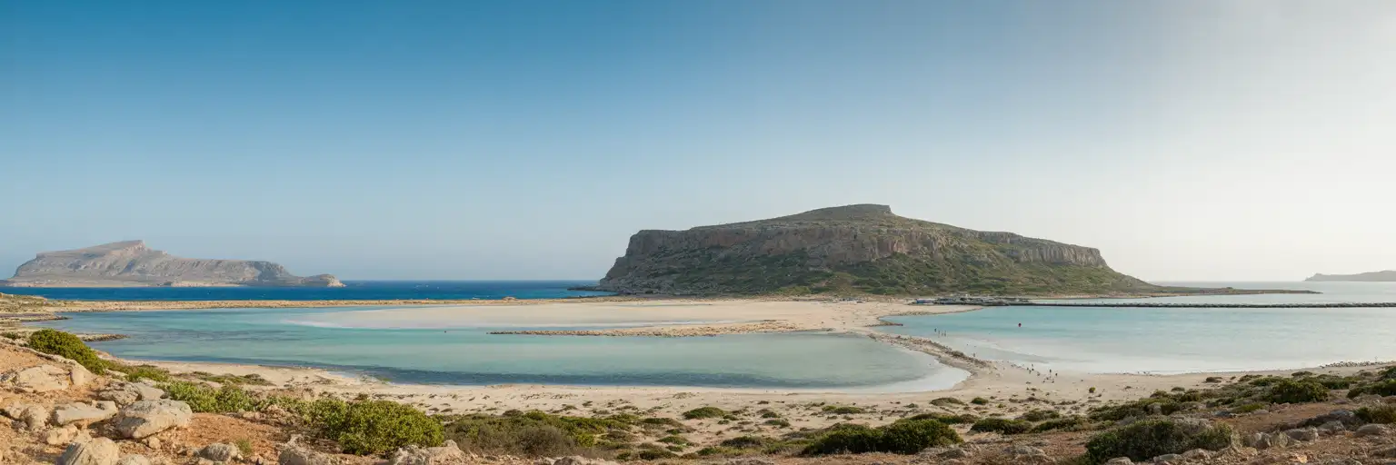 Le temple du Parthénon sur l'Acropole à Athènes baigné de la lumière dorée du coucher de soleil avec la ville s'étendant en contrebas