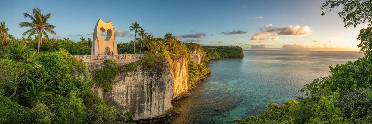 Mirante de Two Lovers Point em Guam ao entardecer com as águas turquesa do Mar das Filipinas abaixo