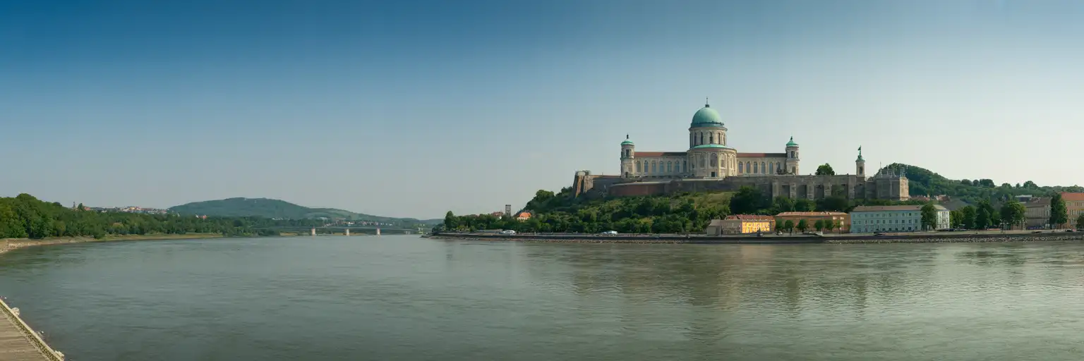 Ungarisches Parlamentsgebäude entlang der Donau in Budapest zur goldenen Stunde mit der Kettenbrücke im Hintergrund