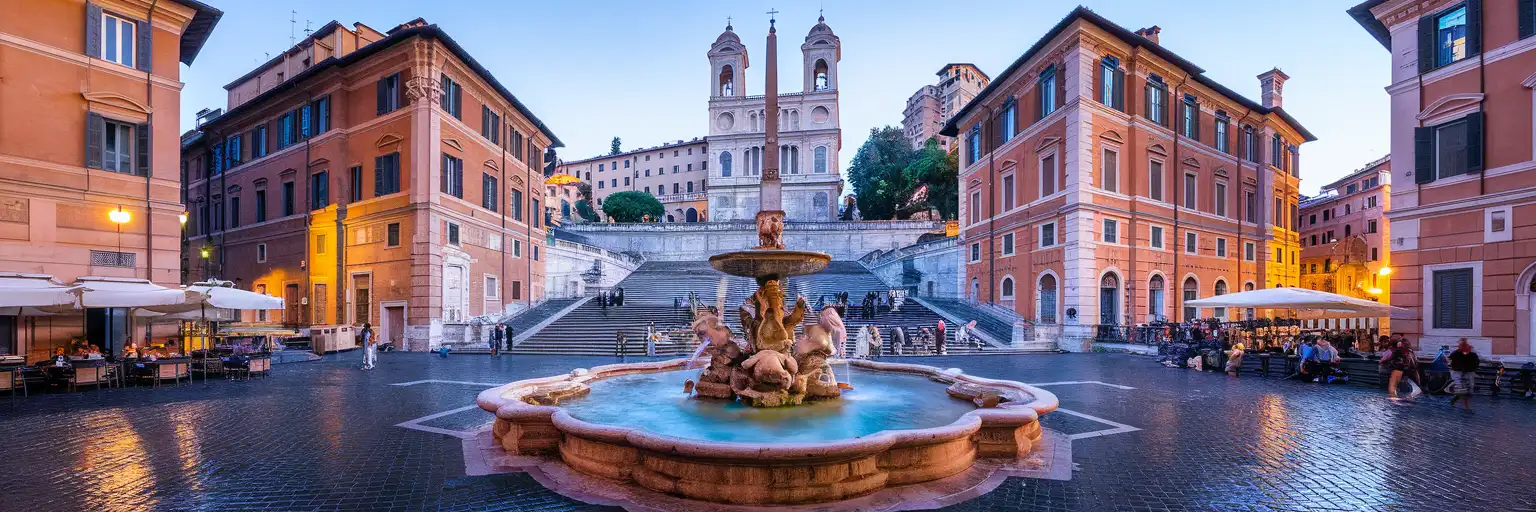 Vista ampla ao entardecer da Escadaria Espanhola e Piazza di Spagna em Roma, Itália