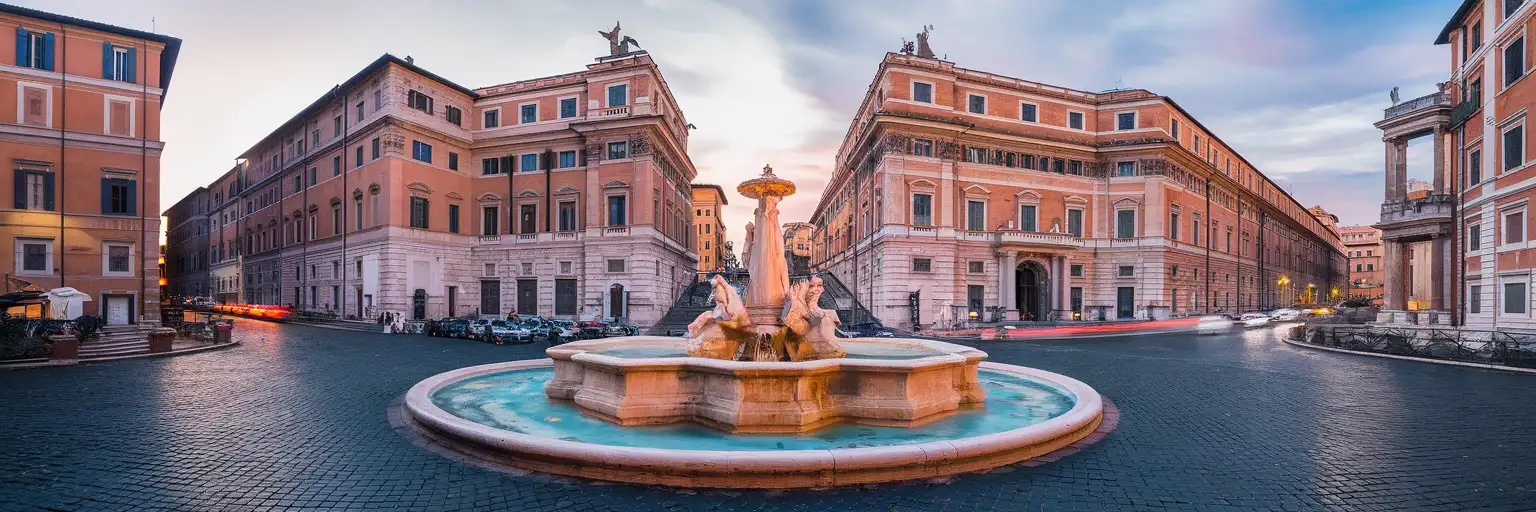 Vue extérieure de la Piazza Barberini à Rome au coucher du soleil avec la fontaine du Triton de Bernini