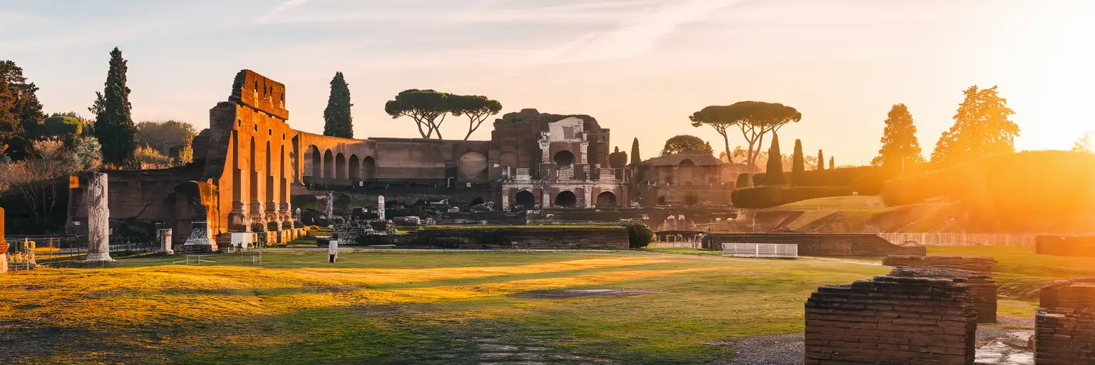 Vista exterior amplia de las ruinas de las Termas de Caracalla en Roma al atardecer