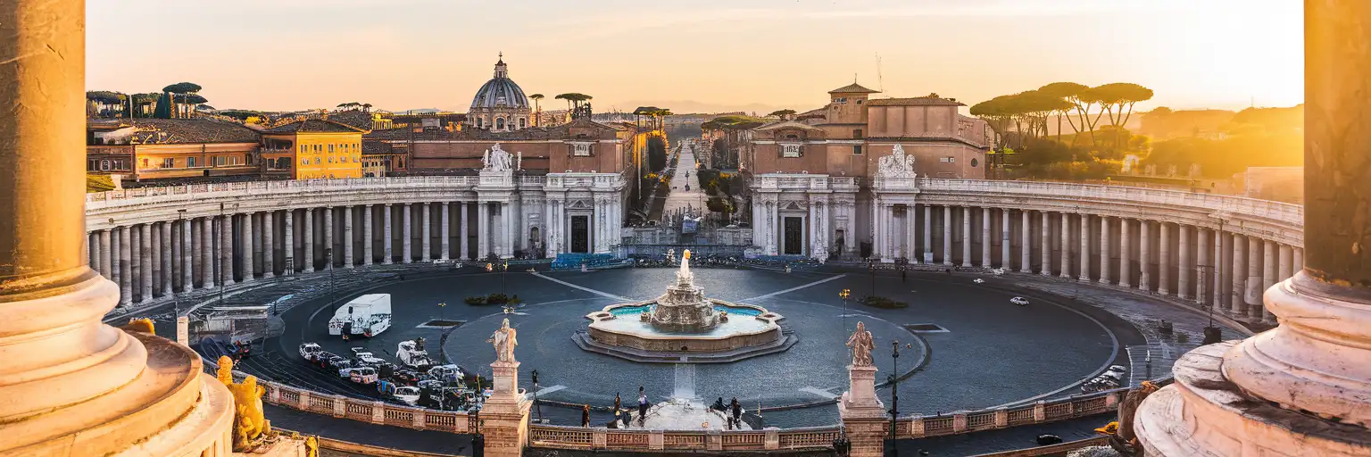 Vista panorámica al atardecer de Piazza della Repubblica en Roma con la Fuente de las Náyades y edificios neoclásicos curvos