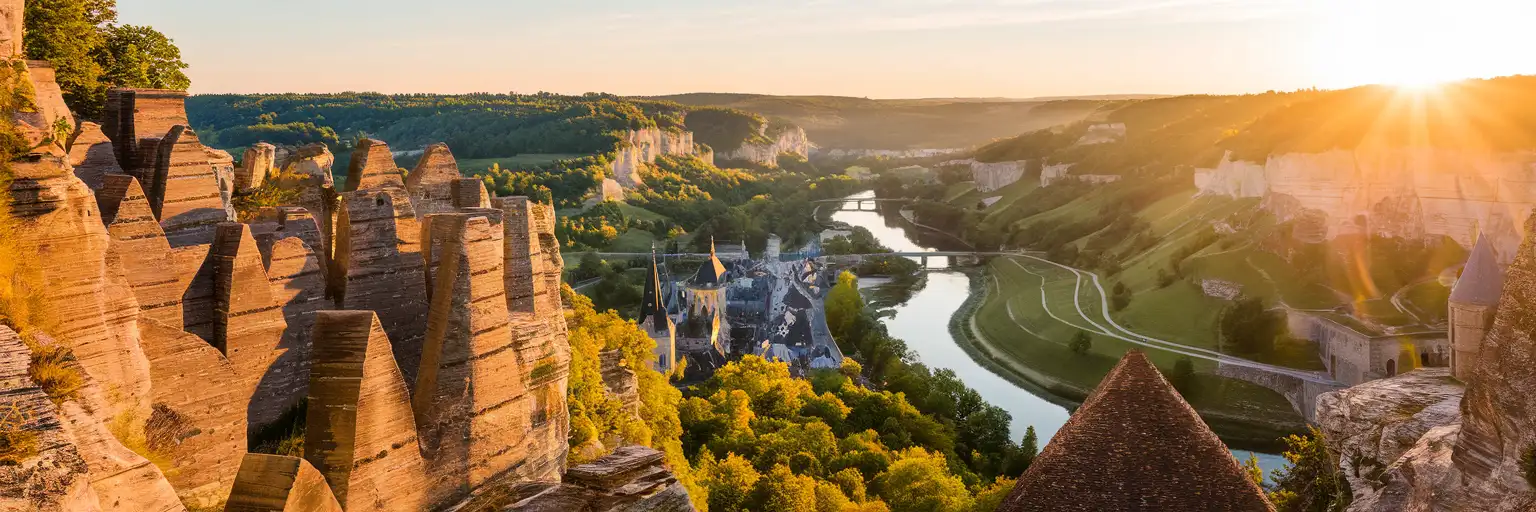 Panoramiczny widok na Bock Casemates i dolinę Grund w Luksemburgu z średniowiecznymi fortyfikacjami nad rzeką Alzette o złotej godzinie
