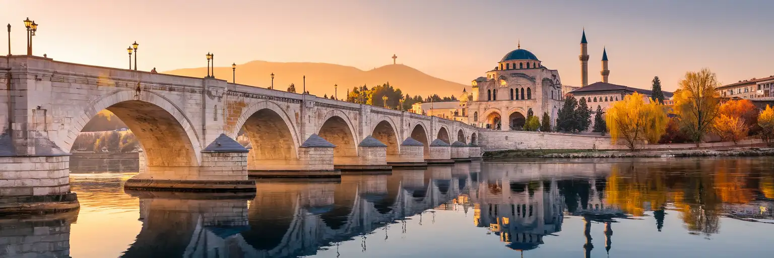 Kamienny Most nad rzeką Wardar w Skopje z widocznym w tle Górą Vodno i Krzyżem Milenijnym o złotej godzinie