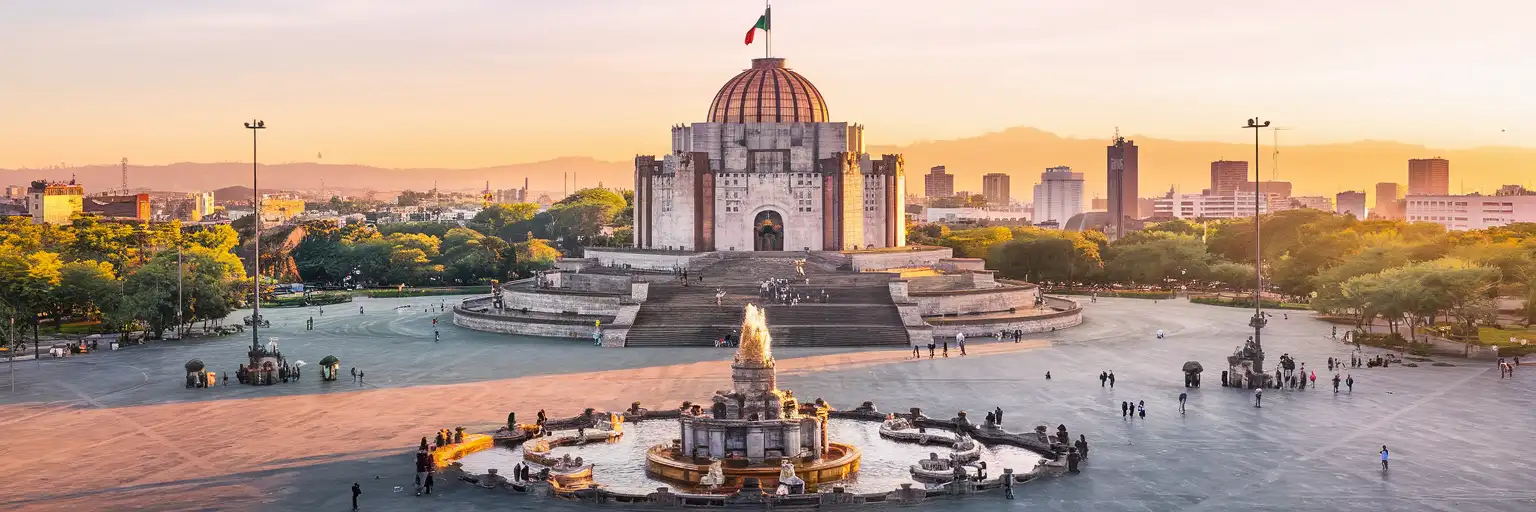 Szeroki widok zewnętrzny Monumento a la Revolución o złotej godzinie w Mexico City