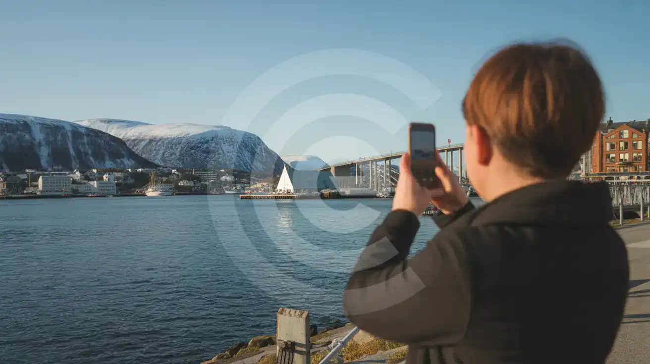 زوجان يلتقطان صورًا لمباني رصيف Bryggen الملونة في Bergen، النرويج في يوم غائم