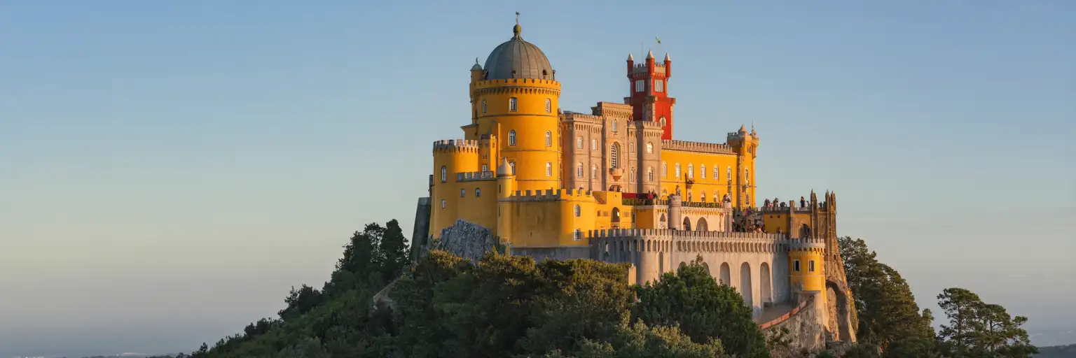 La Torre di Belém che sorge dal fiume Tago a Lisbona all'ora dorata, mostrando l'iconica architettura manuelina del Portogallo