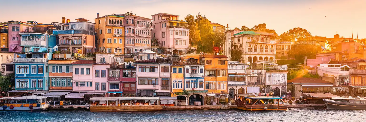Vista amplia al atardecer de las coloridas casas en la ladera y las estrechas calles de Balat en Estambul, Turquía