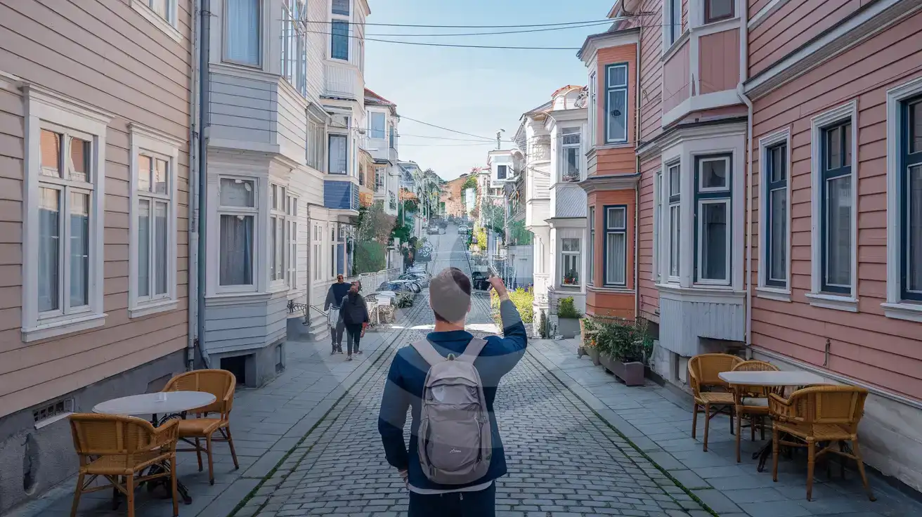 İstanbul, Balat'ta dik ve renkli bir sokağı fotoğraflayan yalnız erkek gezgin