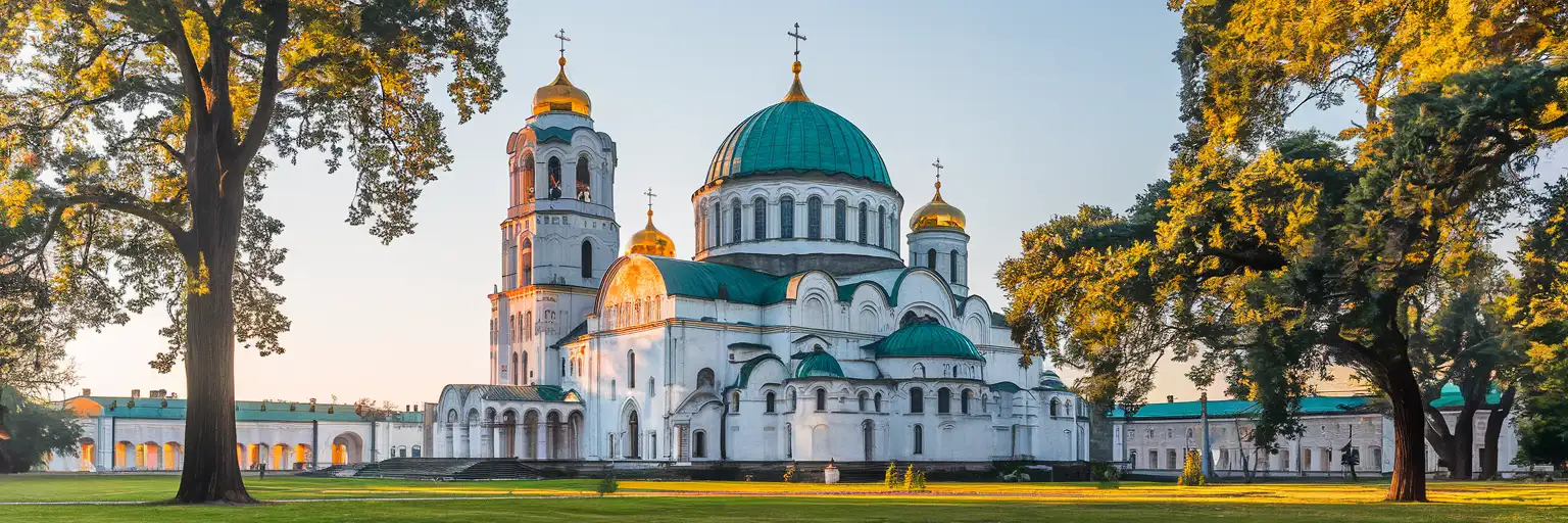 Catedral de Santa Sofía en Kyiv con cúpulas verde-dorado y paredes blancas al atardecer