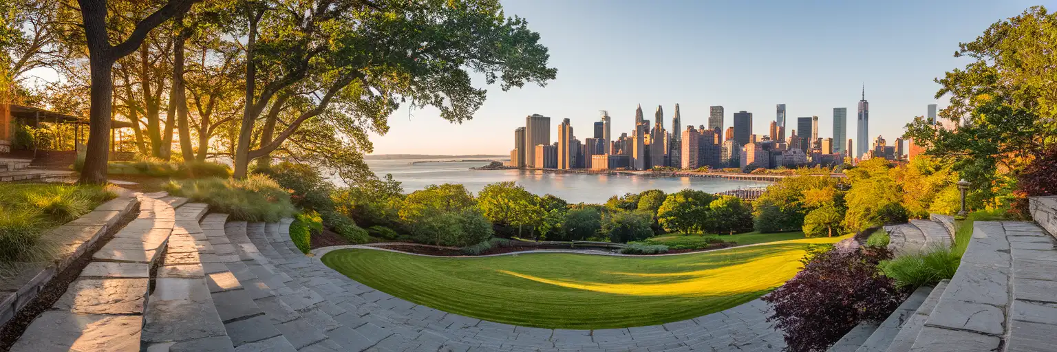 Amplia vista al atardecer desde Sunset Park en Brooklyn hacia el horizonte de Manhattan