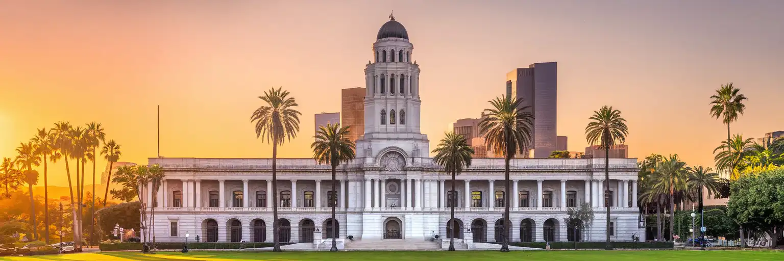 Vedere exterioară largă a Los Angeles City Hall la ora de aur în centrul orașului Los Angeles