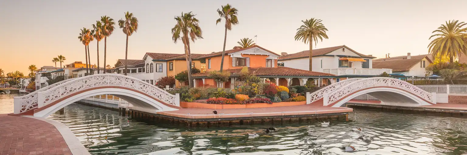 Vue aérienne des Venice Canals Walkway à Los Angeles montrant des ponts piétonniers arqués, des voies navigables et des bungalows artisanaux à l'heure dorée