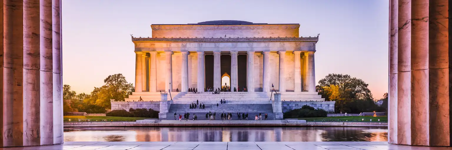 Lincoln Memorial la ora de aur, cu Reflecting Pool întinzându-se spre Monumentul Washington