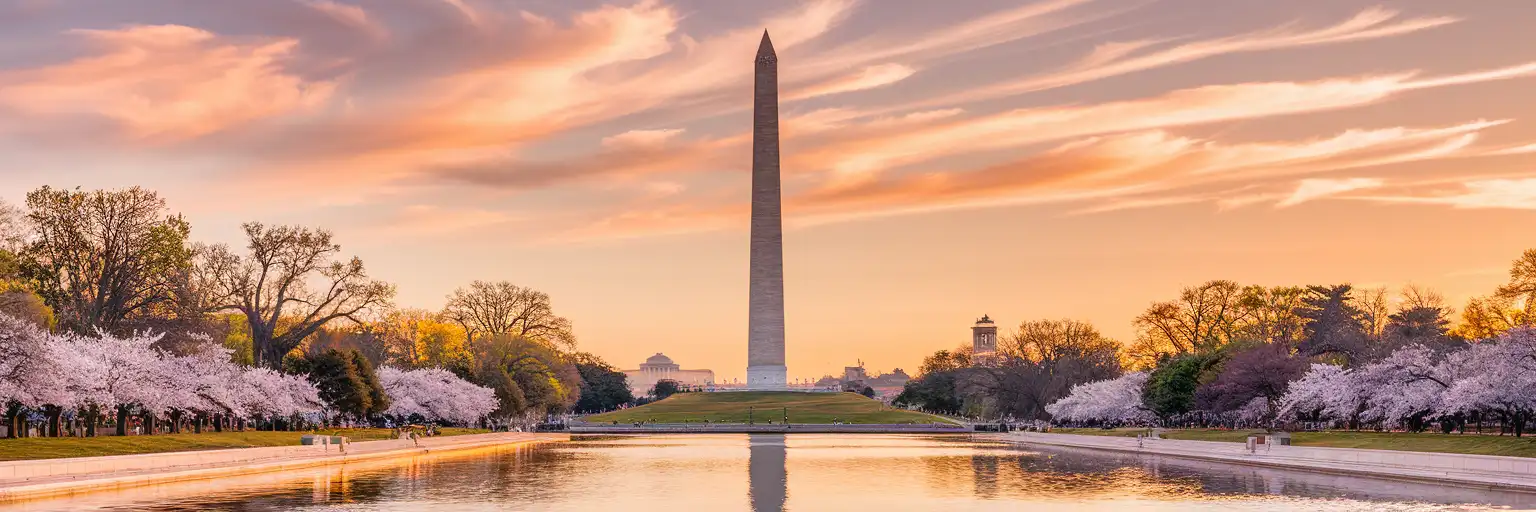 Washington Anıtı, Altın Saat'te Ulusal Alanda Yansıma Havuzunun Üzerinde Yükselirken Uzakta Lincoln Anıtı Görünüyor